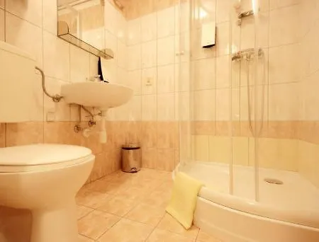 Oda ve Kahvaltı Astor 3*
